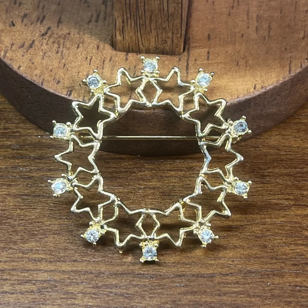 Vtg Gold Tone Star Wreath Rhinestone Circle Brooch Celestial Pin 1.5